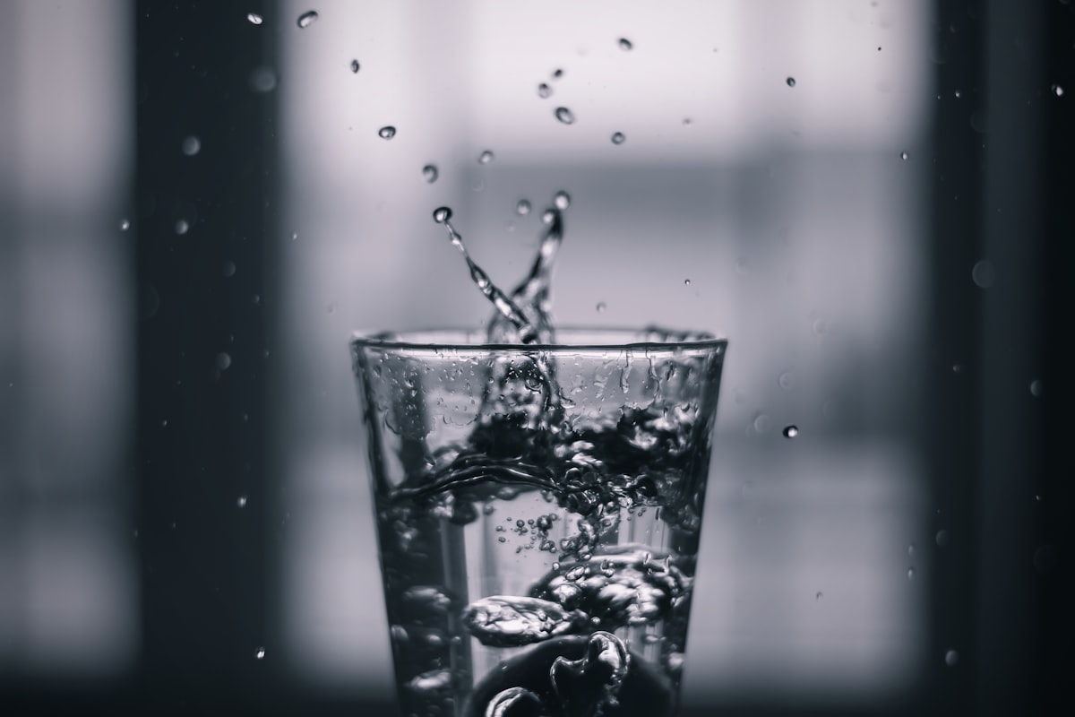 グラスに注がれるクリアな水